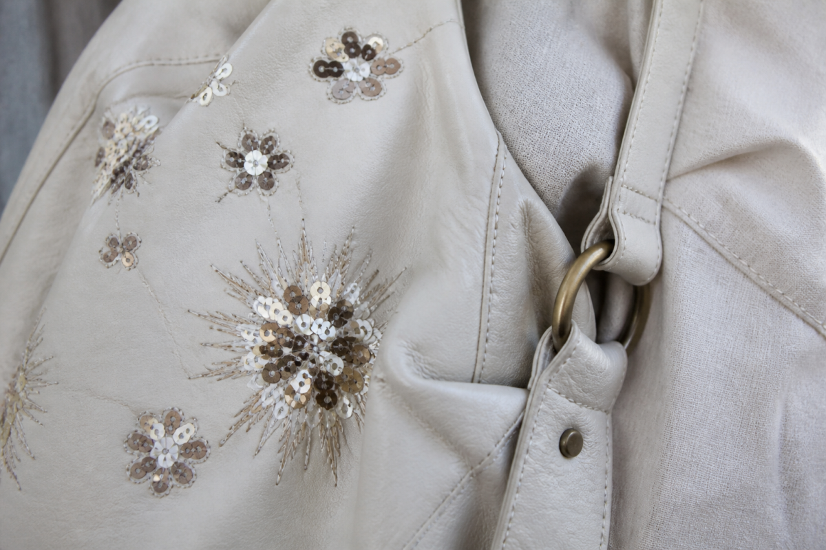 Cuir patine lin blanc et sequins appliques main