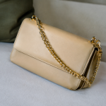 Sac cuir beige anse chaine repose position diagonale