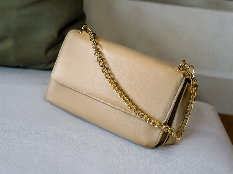 Sac cuir beige anse chaine repose position diagonale