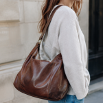 Sac cuir marron suspendu par laniere a la epaule