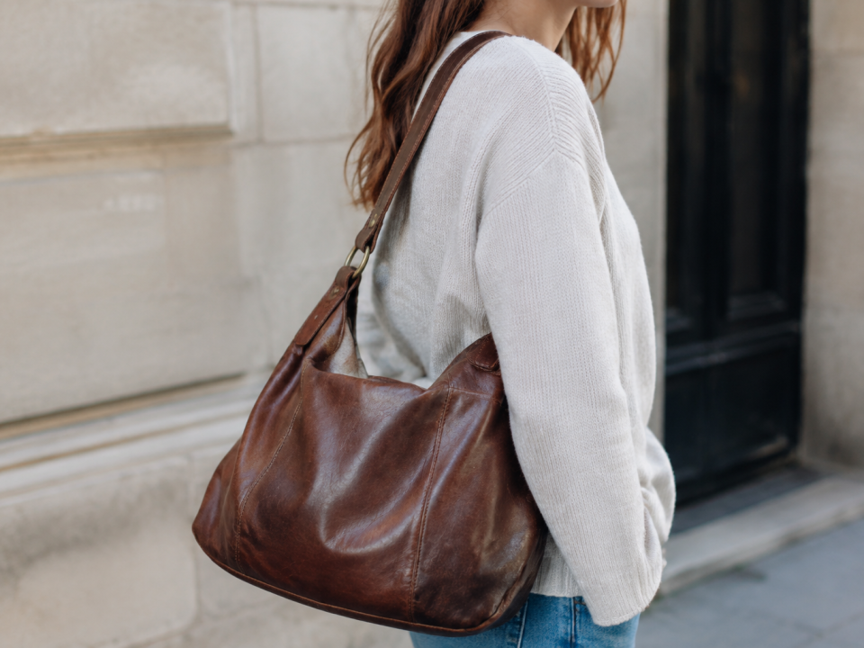 Sac cuir marron suspendu par laniere a la epaule