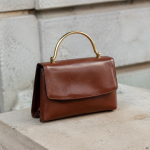 Sac main brun pose avec anse doree