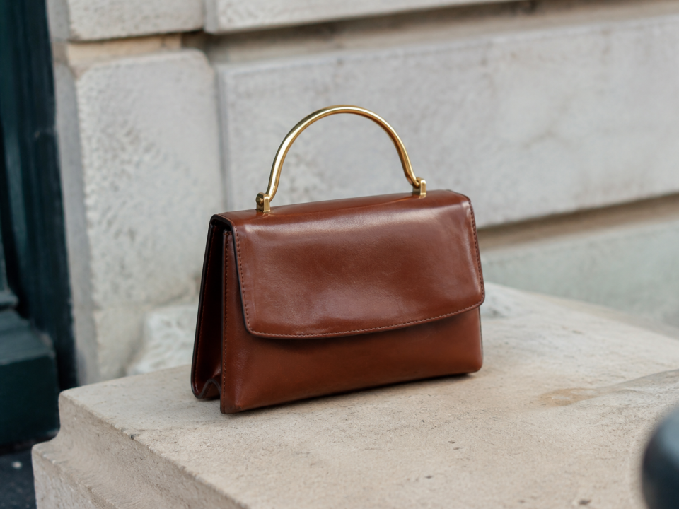 Sac main brun pose avec anse doree